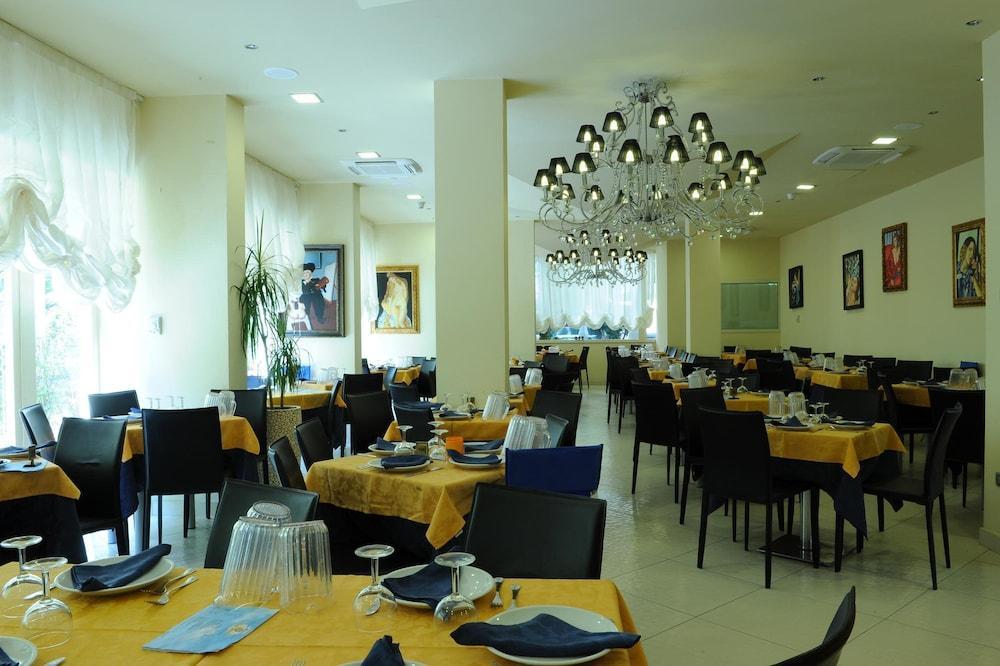 Hotel In Cesenatico Buitenkant foto