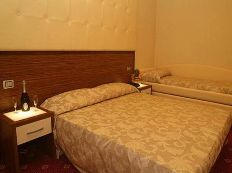 Hotel In Cesenatico Buitenkant foto