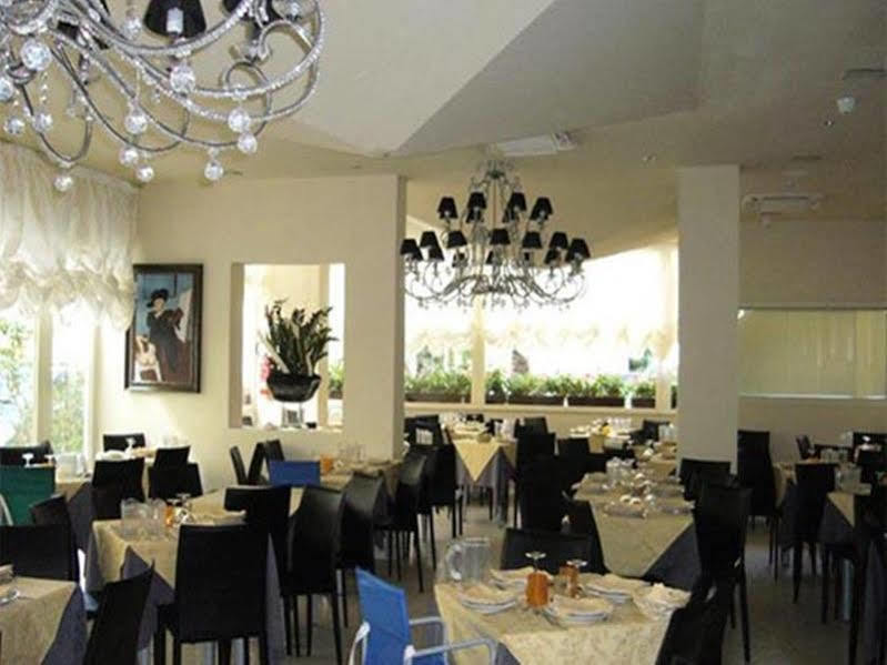 Hotel In Cesenatico Buitenkant foto
