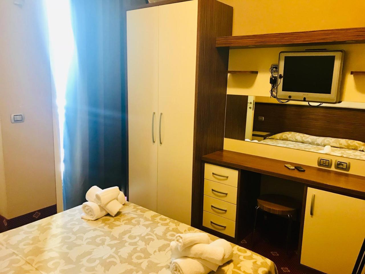 Hotel In Cesenatico Buitenkant foto